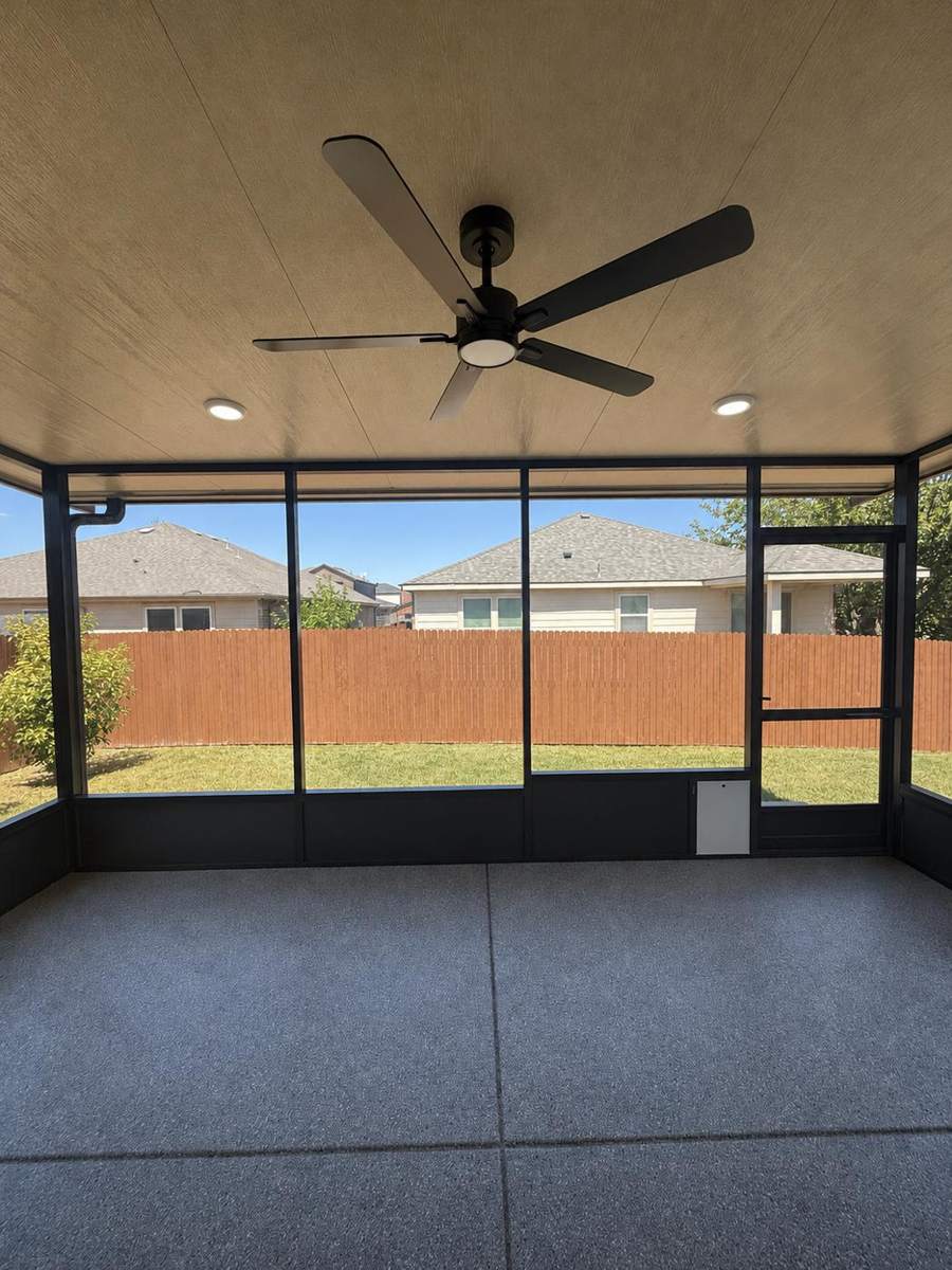 Almanza screen room interior with ceiling fan and coated floor