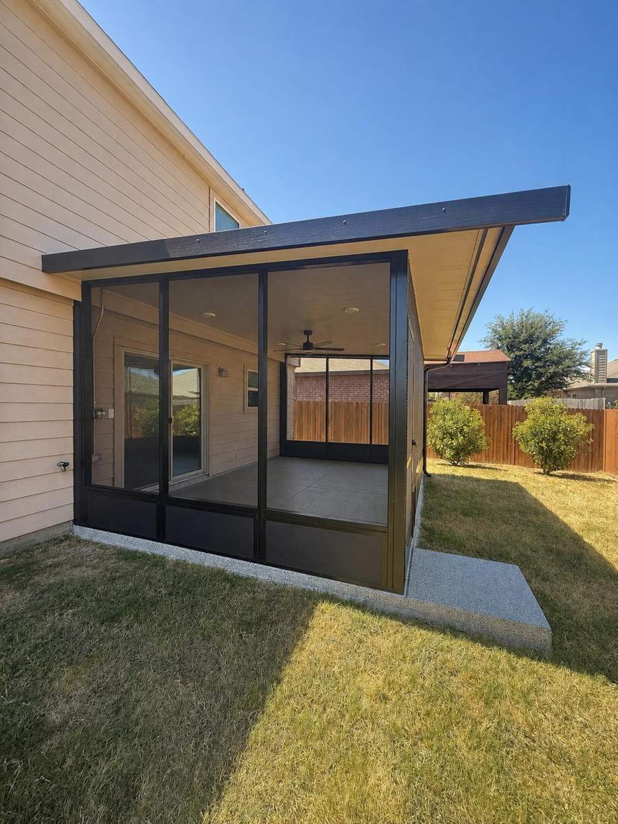 Almanza screen room side profile with cantilevered roof