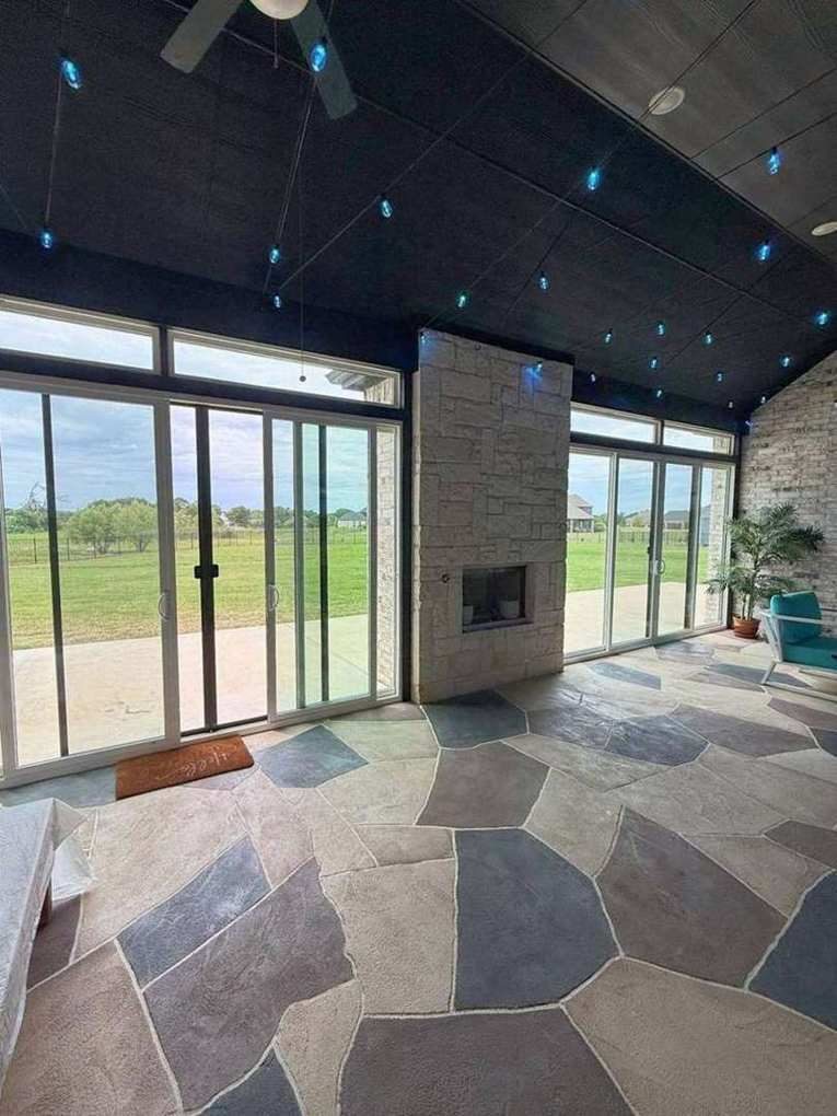 Furnished Patel enclosure interior with teal seating